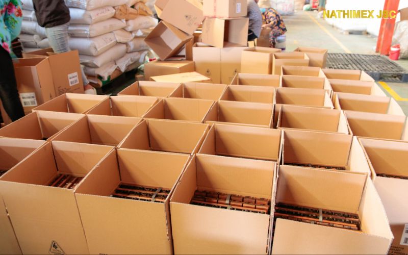 Packing-wood-deck-tiles-products-for-shipping
